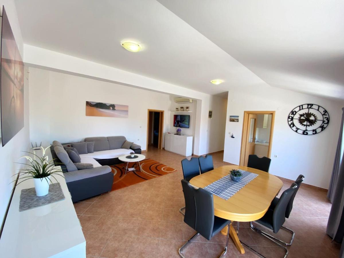 Apartments Saric Biograd Na Moru Bagian luar foto