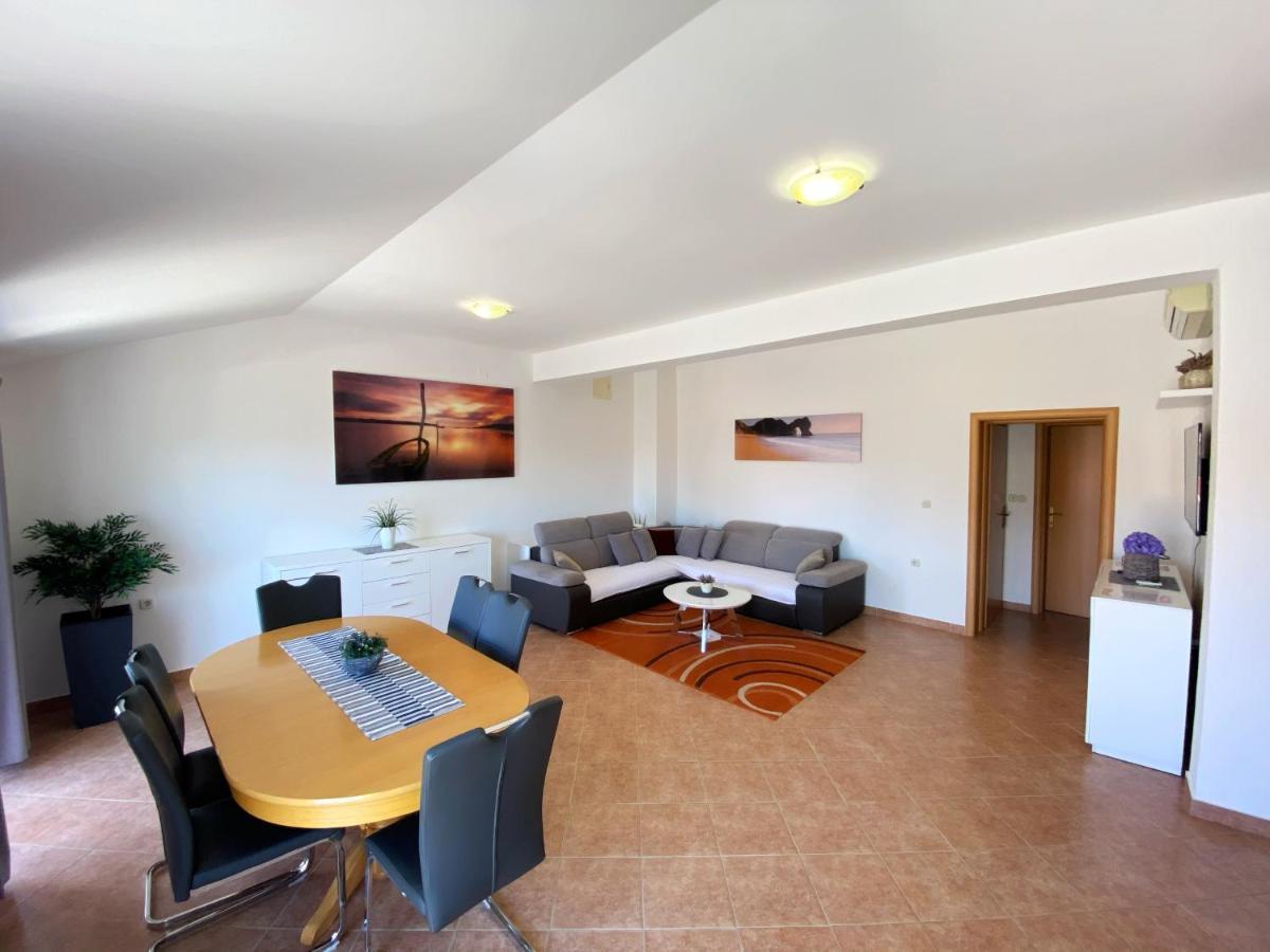 Apartments Saric Biograd Na Moru Bagian luar foto