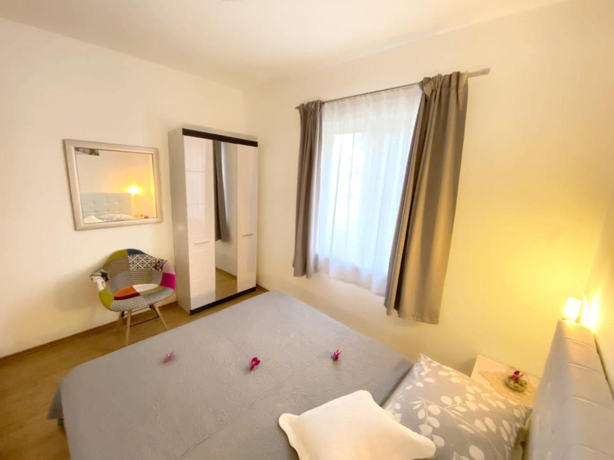 Apartments Saric Biograd Na Moru Bagian luar foto