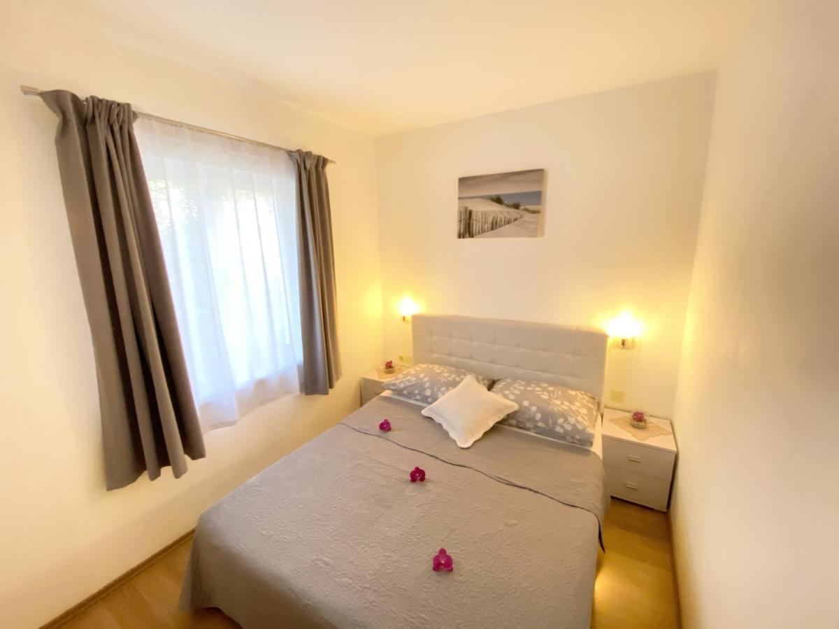 Apartments Saric Biograd Na Moru Bagian luar foto
